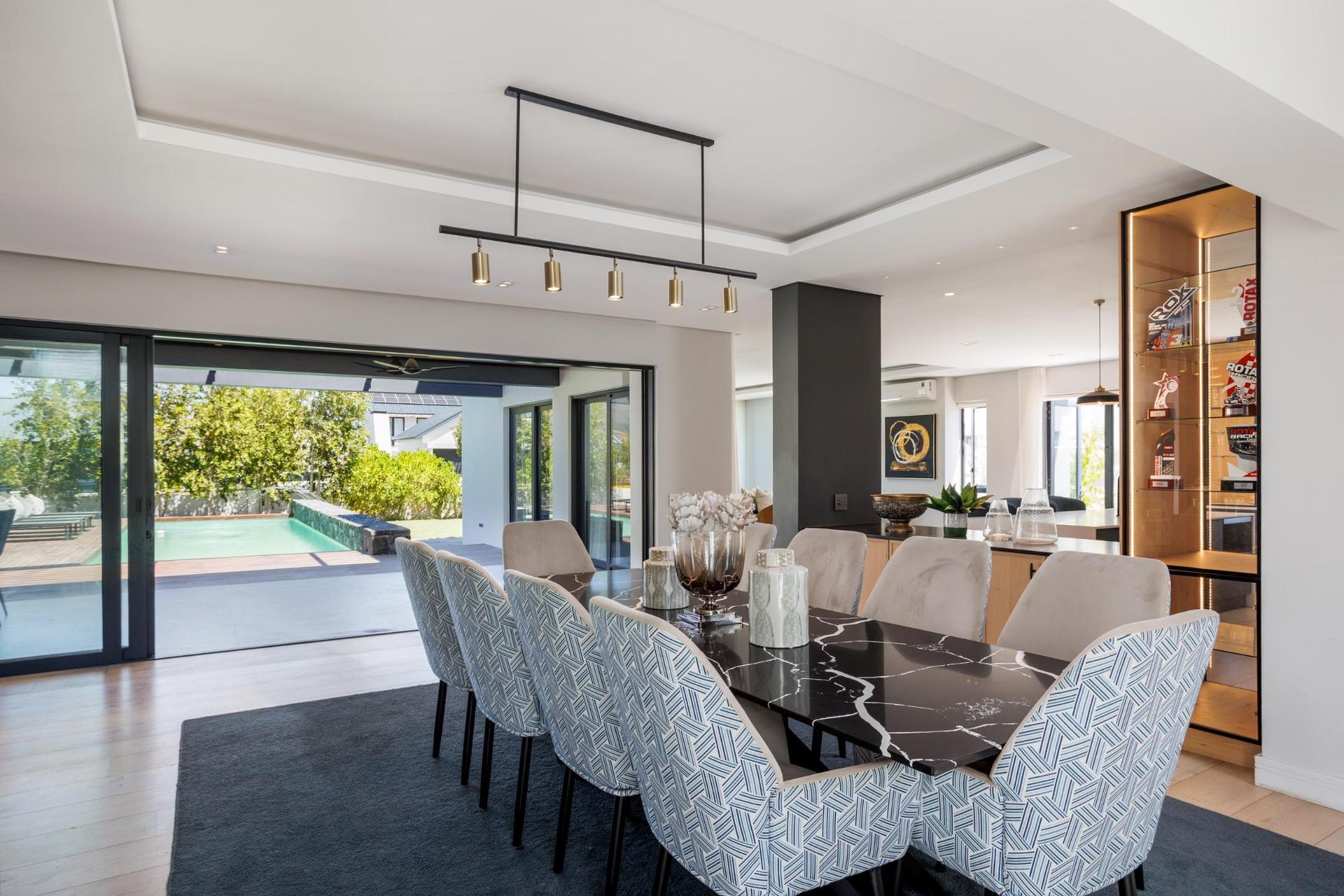 Luxury Home with Mountain Views — photograph 5