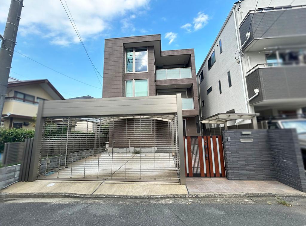 Elevator Family House in Saitama — photograph 2