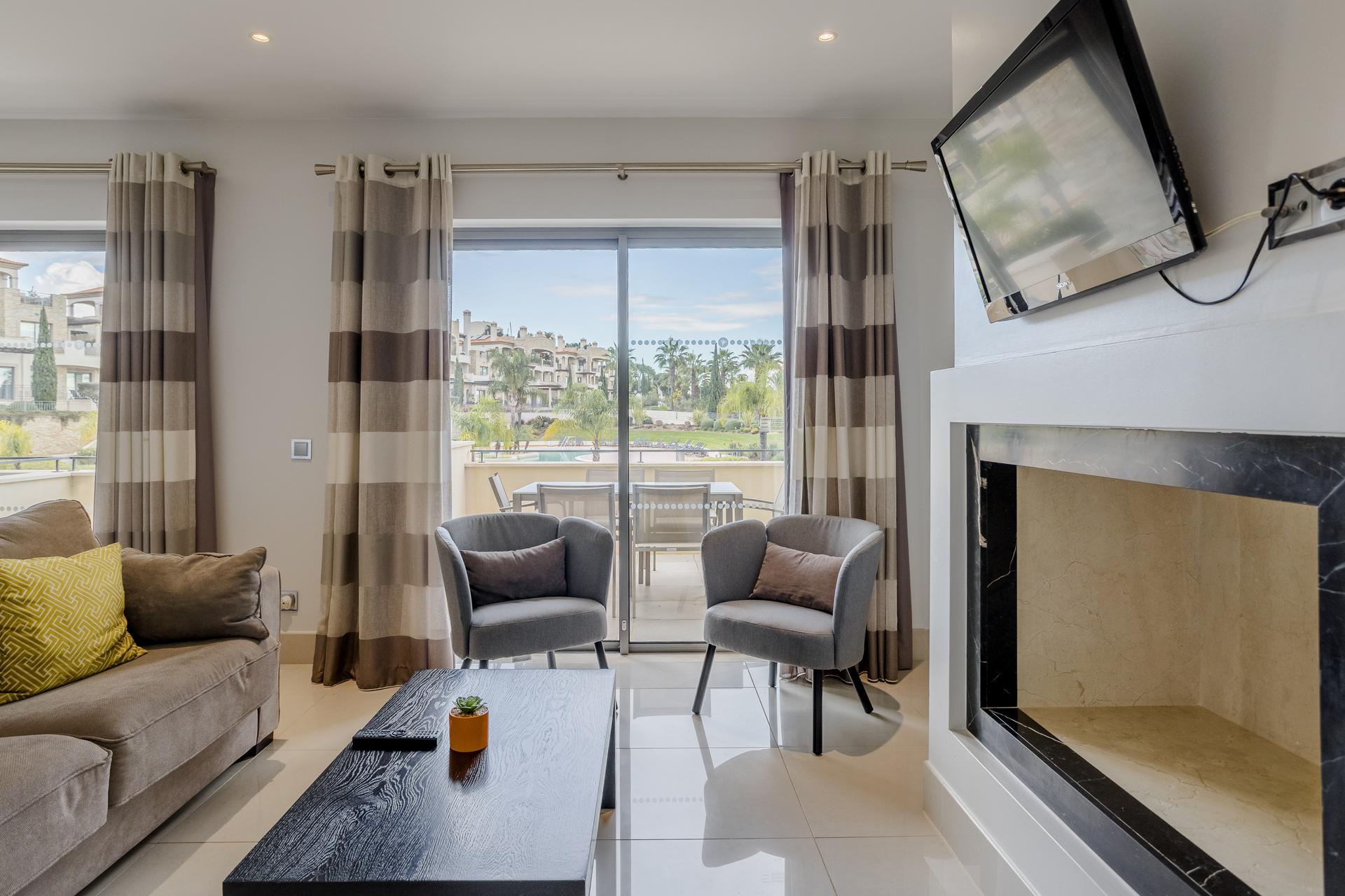 2-Bedroom Apartment with Pool in Loulé — photograph 4