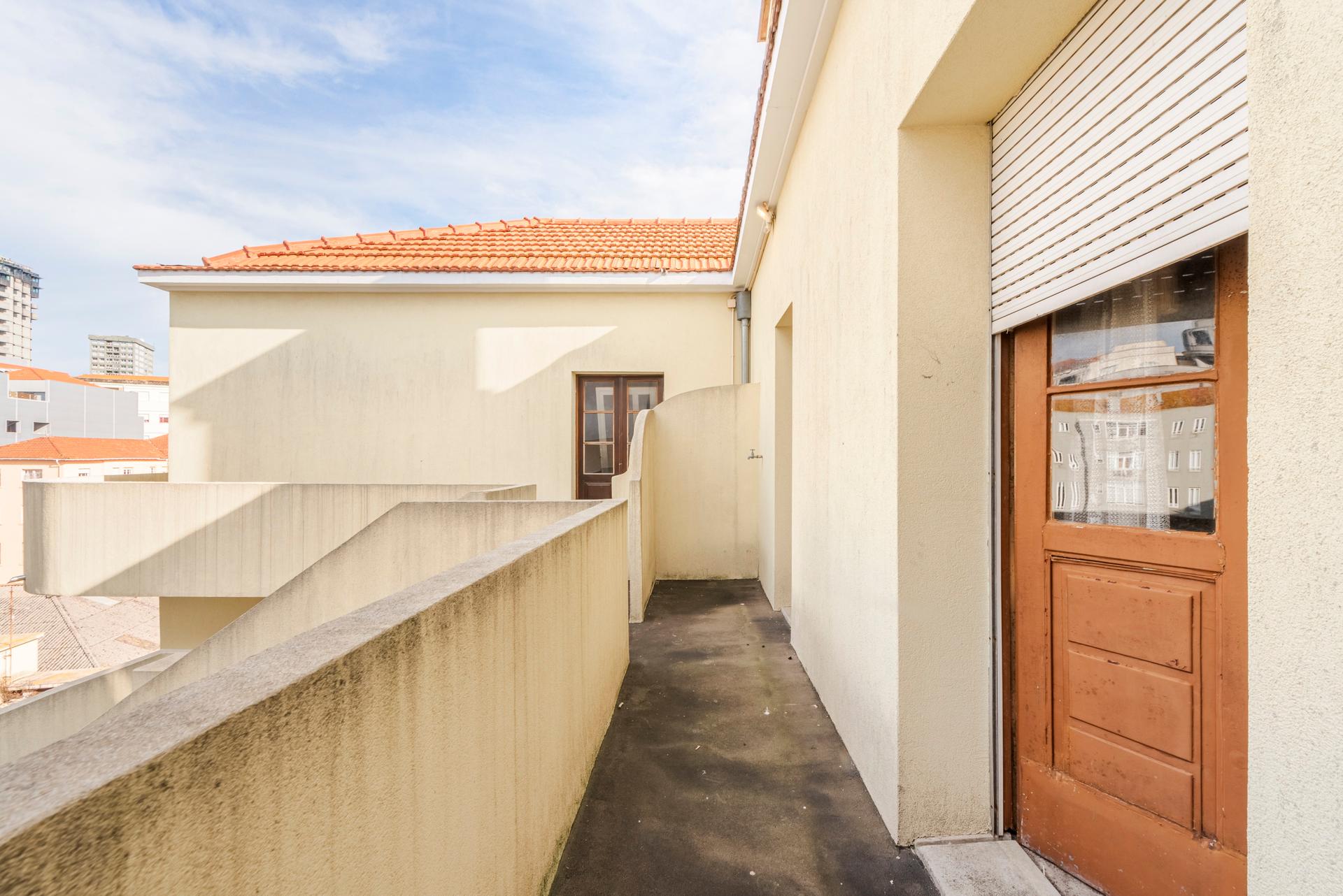 4-Bedroom Apartment in Porto — photograph 5